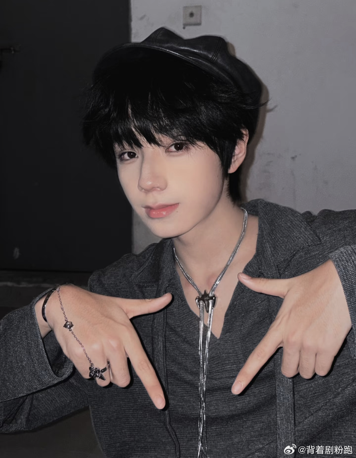 王橹杰 锁骨连肩这个王橹杰好魅惑，锁骨连肩，身材也太好了吧！完全不需要垫肩，妈粉