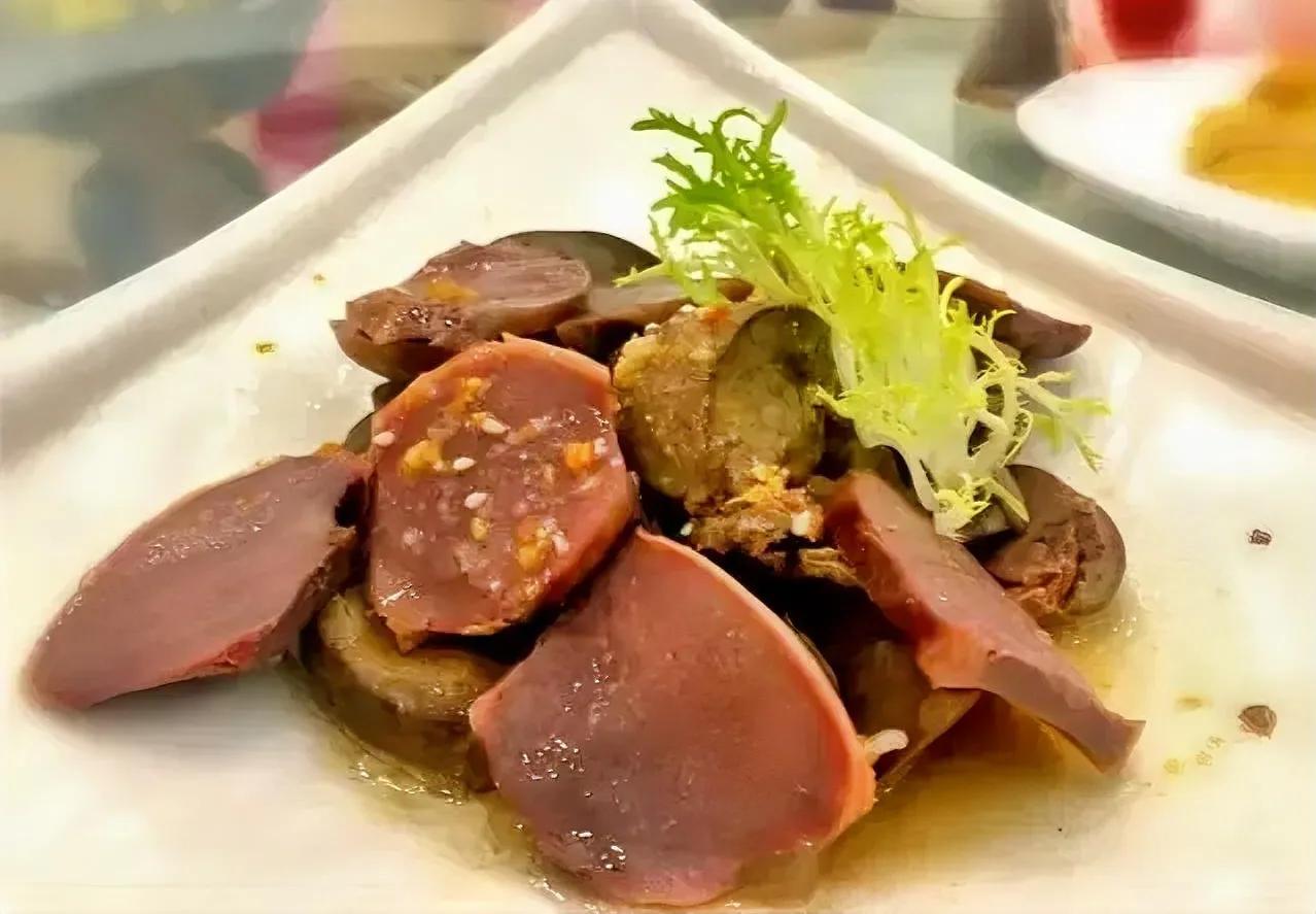 一定要坚持交社保，
就算每个月只交几百块，
也千万别断交。

也许你觉得现在交有