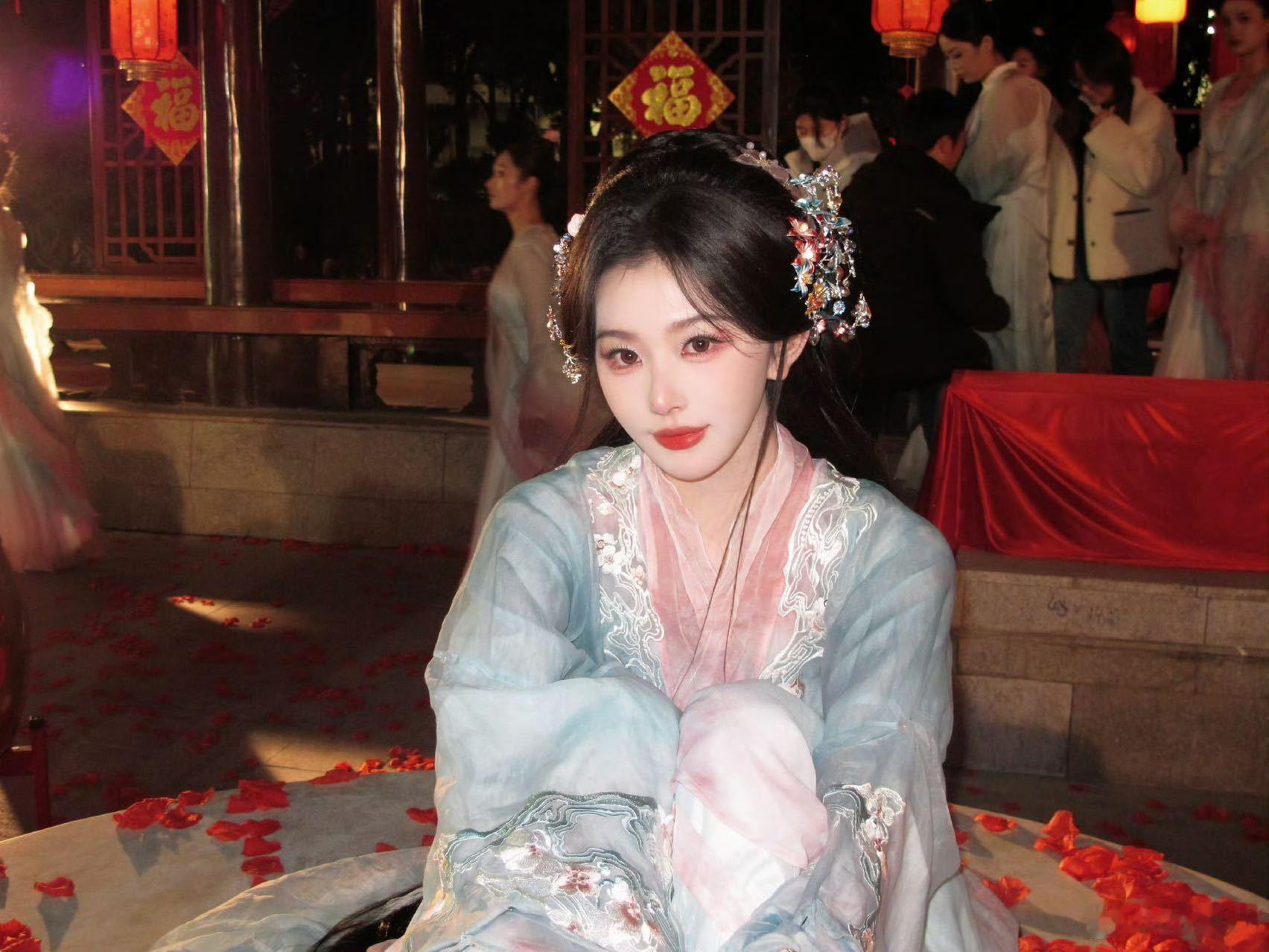 孔雪儿华流穿搭太夯了这脸太仙了，很适合仙侠文无情道大女主啊，给姐姐接一个 