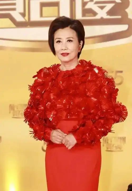 被尊称为“阿姐”的汪明荃，77岁高龄仍能压轴登上春晚舞台，风采不减当年。她无儿无