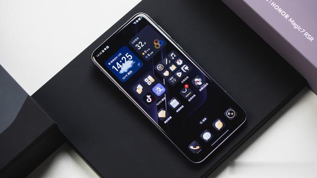 对称设计演绎速度美学 荣耀Magic7 RSR 保时捷设计图赏