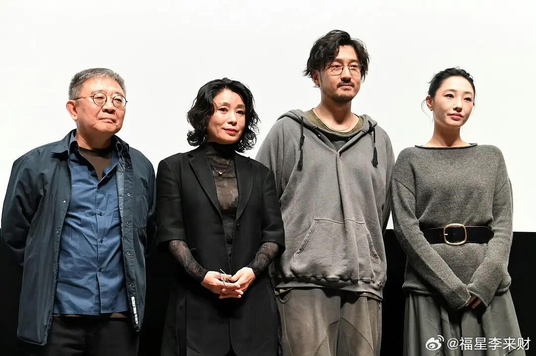 王传君说回桃花坞就是回家 这状态简直比呼吸还简单！嘴上说着不比心，身体却很诚实，