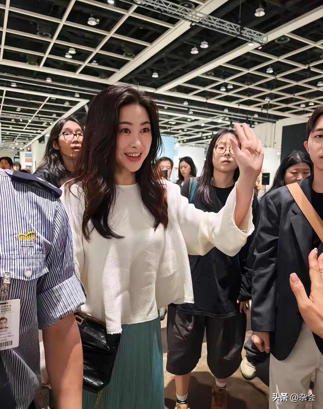 路人镜头下的朱珠，美得太突出了！
在香港艺术展偶遇，真人皮肤超好，白里透红，身材