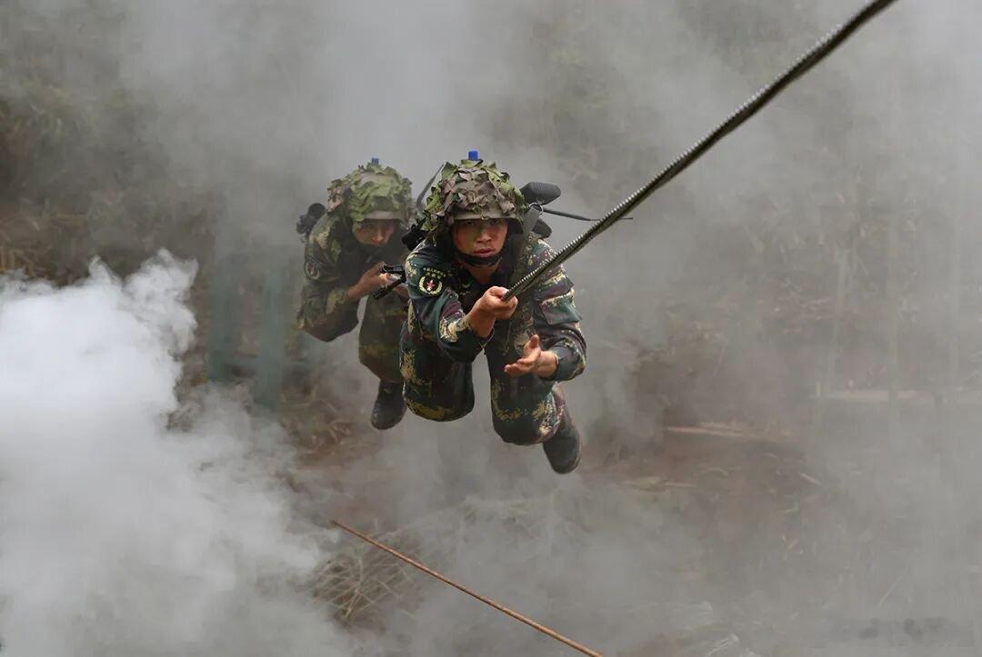 东风快递火箭军正青春火箭军 《赤子信念》谁在怀念童年的夏天纯真的笑脸如今已变得很