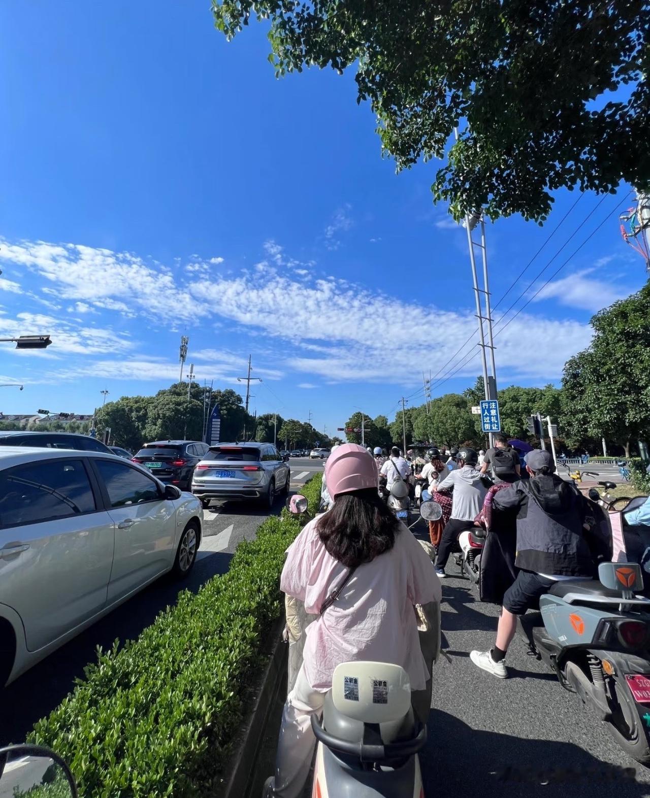 电动车确实方便了日常出行，短途代步省钱又灵活，算得上便民好物。

但日常上路总被