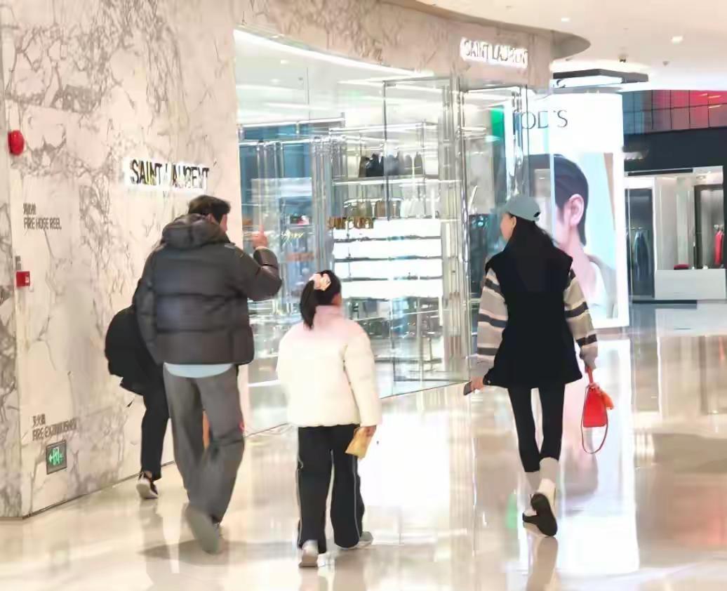 56岁范志毅陪妻女逛街，小17岁老婆好瘦，一双腿比9岁女儿还细2月9日，有上海网