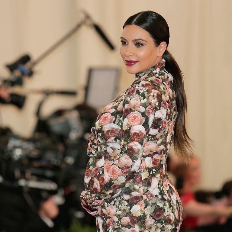 Kourtney Kardashian 的万圣节造型，2013年的 Kim Ka