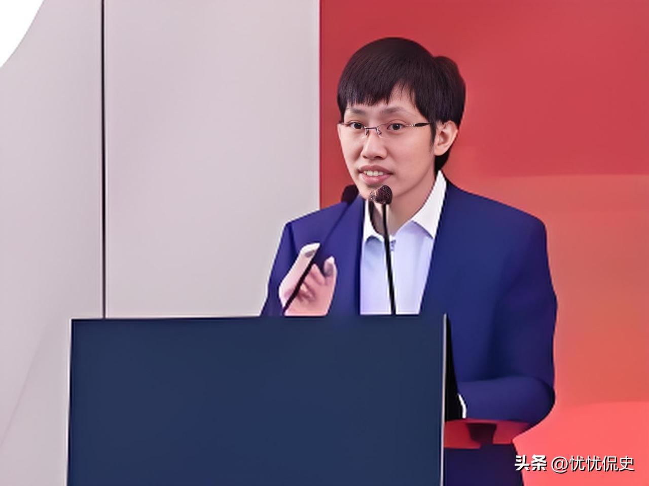 “抓住梁文锋，还我血汗钱”！这句嘶吼刷屏全网，字字都扎在普通股民的心口，听着既心