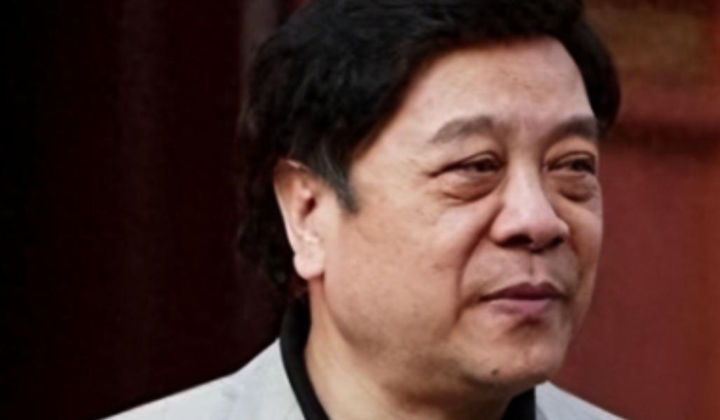 他是家喻户晓的“央视国脸”，却被自称台内医护人员的女人告上法庭，拿出十盒录音，证