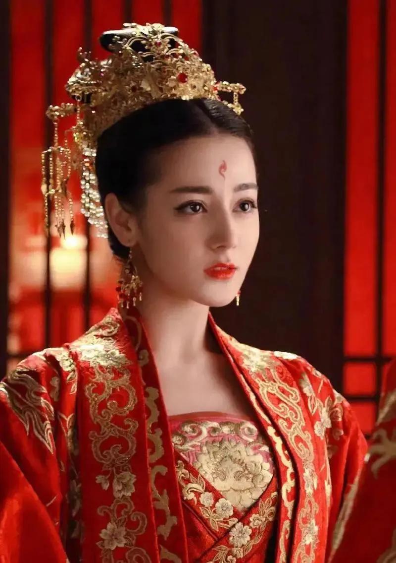 《三生三世》里的凤九，红衣翻飞时像团火扑过来，眼尾那颗痣像不小心溅上的朱砂，又艳
