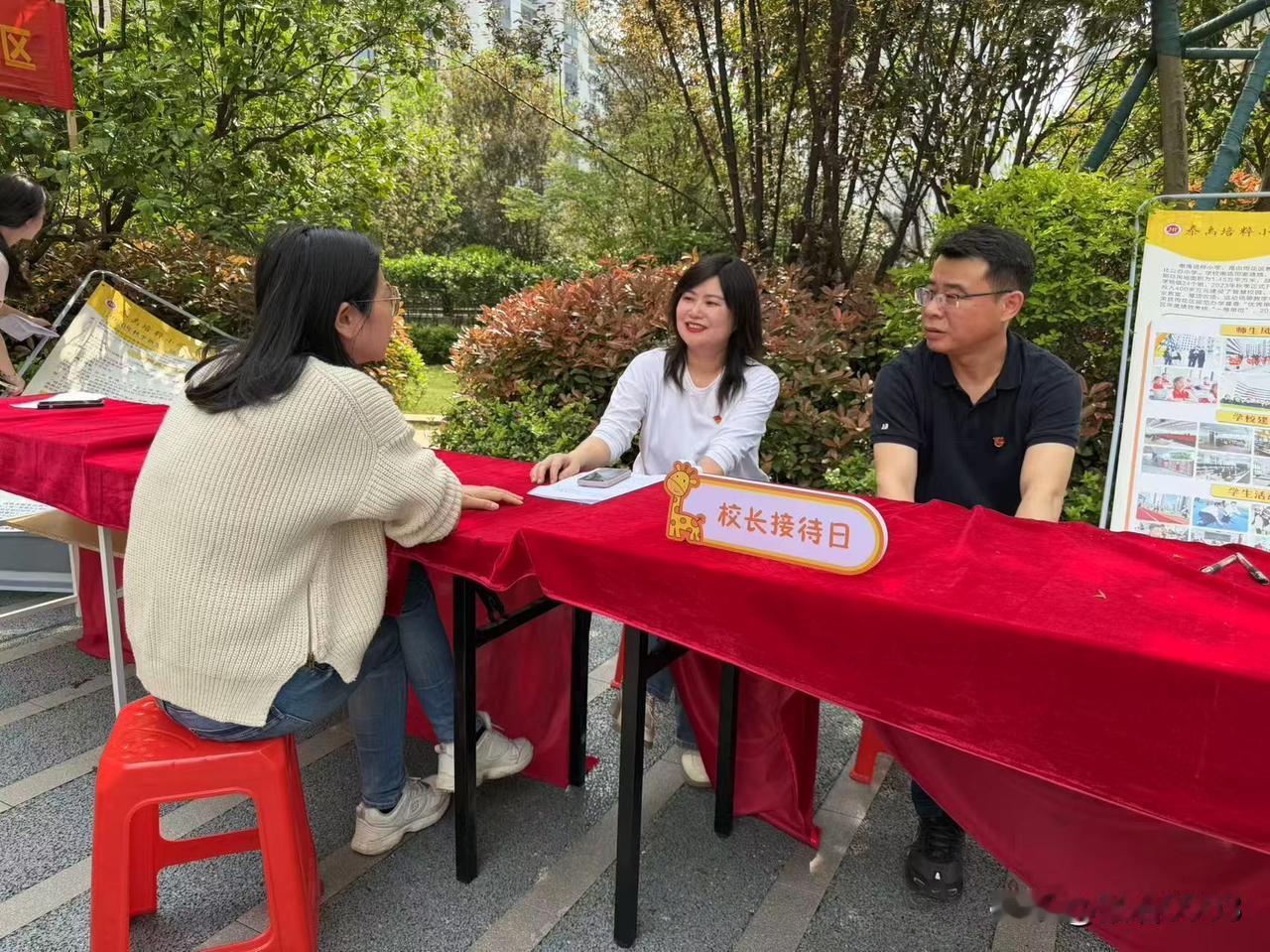 幼升小答疑零距离】为了帮辖区家长解决幼升小入学难题，把贴心的政策服务送到居民家门