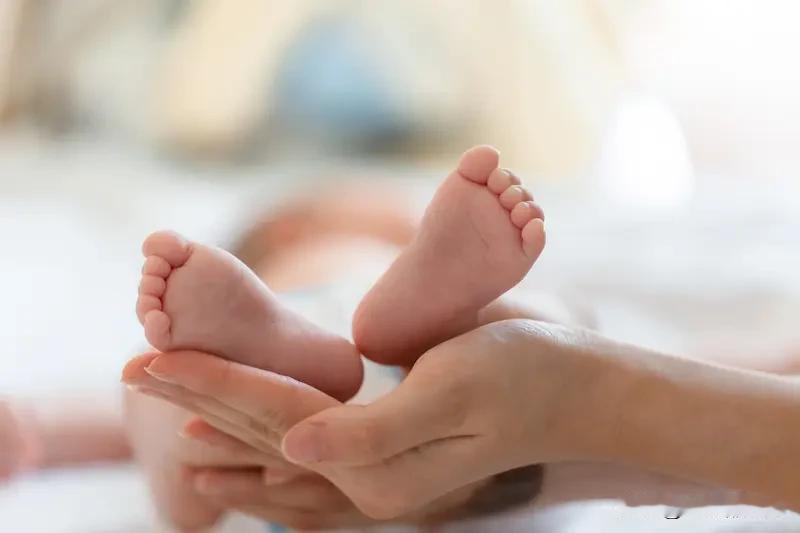 天气再冷
也有人总是温暖的
六安市一饭店内
一顾客看到宝宝跌落婴儿车
飞身上前，