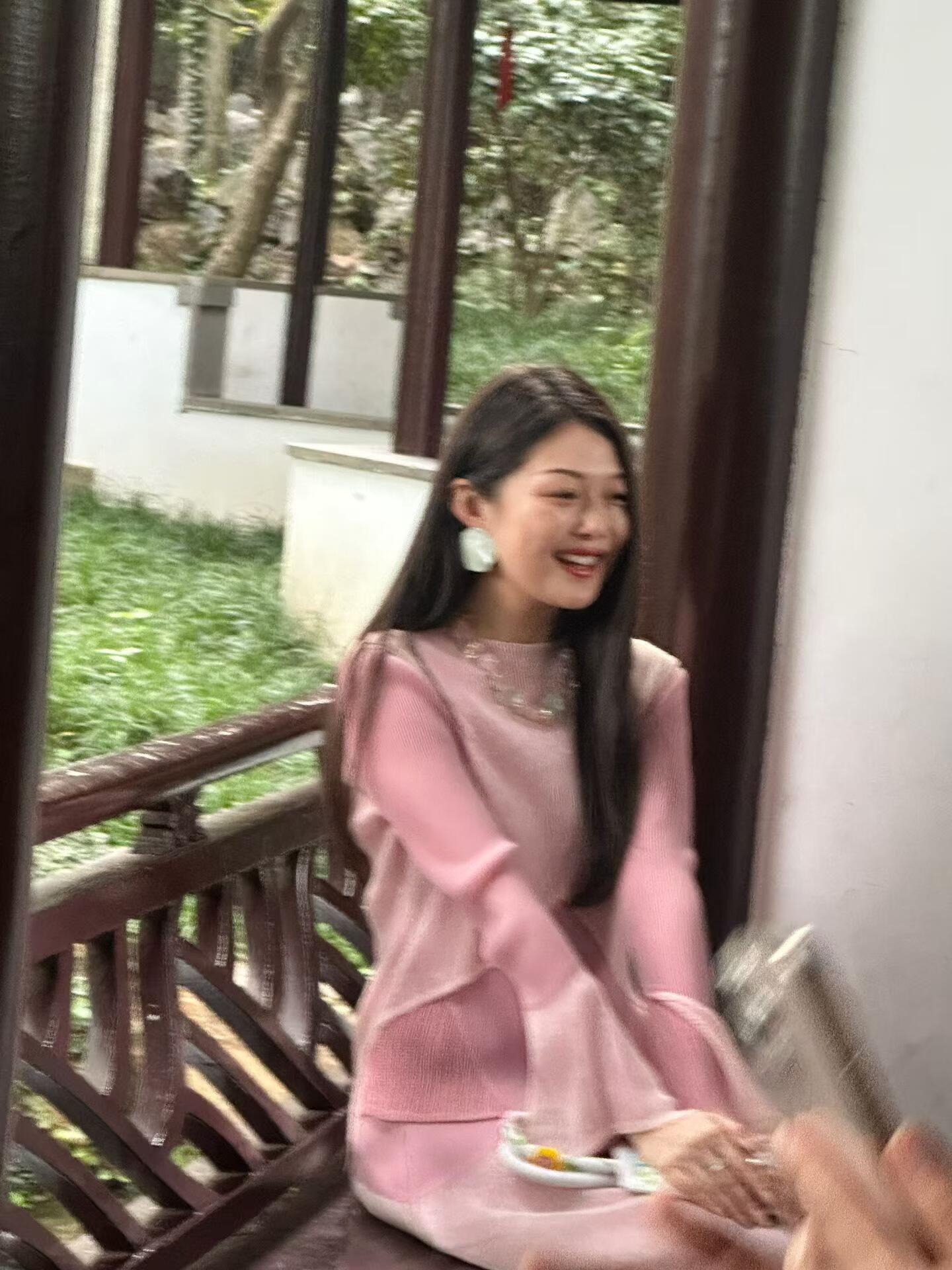 晚晚的颜值处于一个比上不足比下有余的水平 ​​​