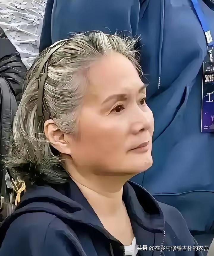 上海武康路，一栋价值一个亿的老洋房里，住着67岁的吴冕。但小区门口的菜贩子都知道