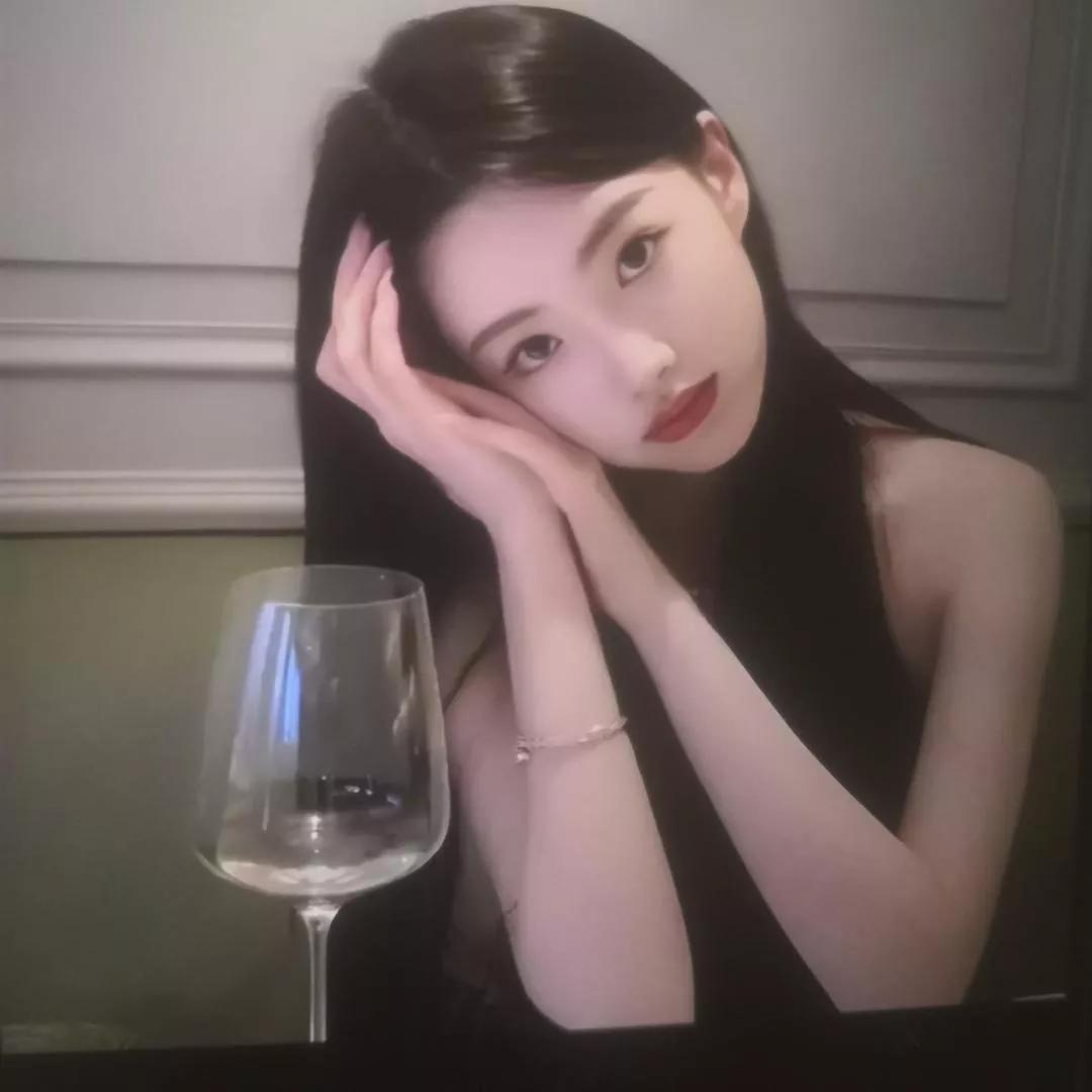 优雅酒香夜晚，静谧时光中的美好。