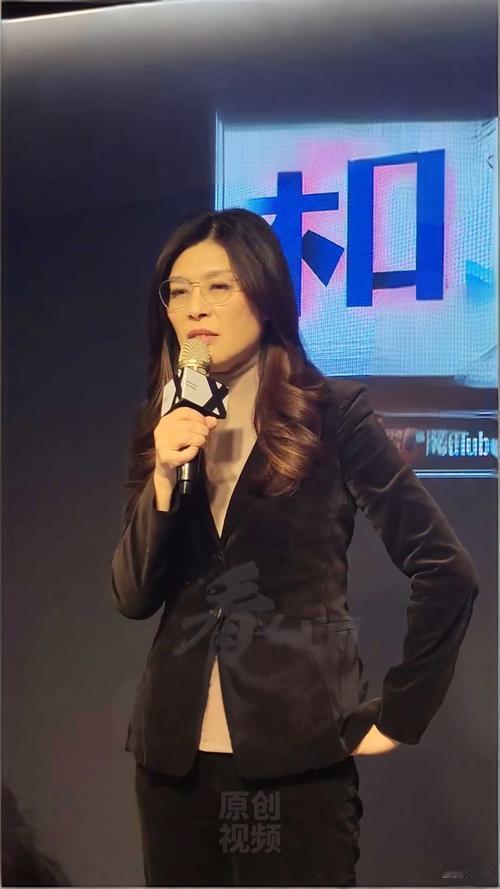 郑丽文真是好样的，行事果断、雷厉风行。访陆回来后，就着手将“坚持九二共识”、“反