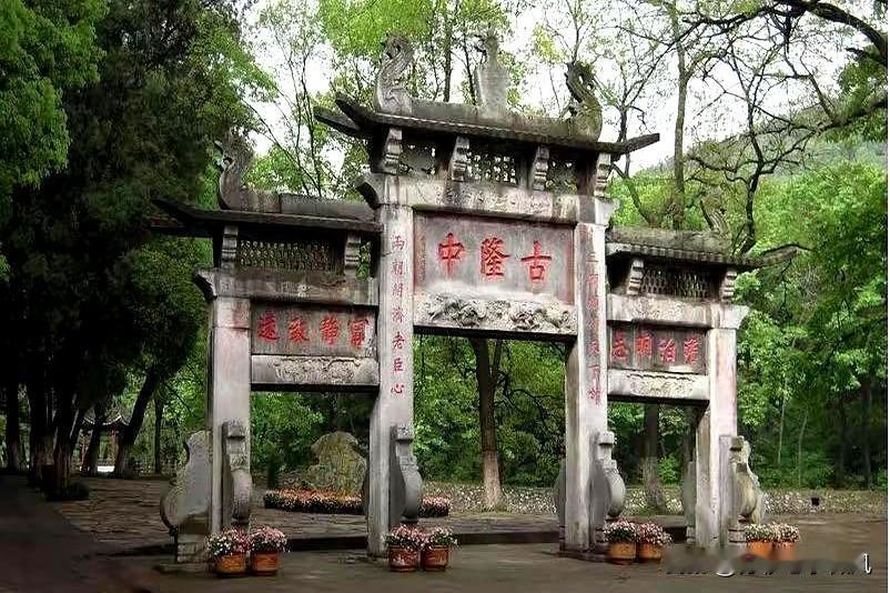 董宇辉说诸葛亮在四川隆中对，闹了个大笑话。

于是，有人在嘲笑他时不忘加一句“隆