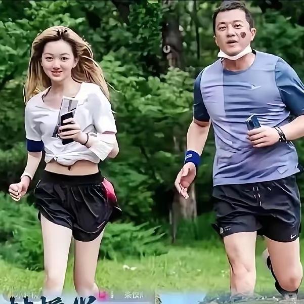 我的预感真准！李嫣就直播露了30秒，居然把李亚鹏的茶卖爆了，销售额直接冲到230
