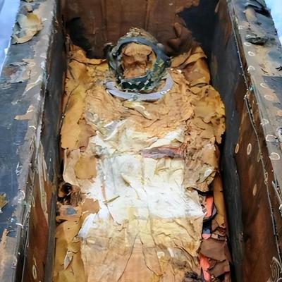 1956年，在郭沫若、吴晗的强烈要求下，国家同意了挖掘万历皇帝的陵墓，在打开棺材