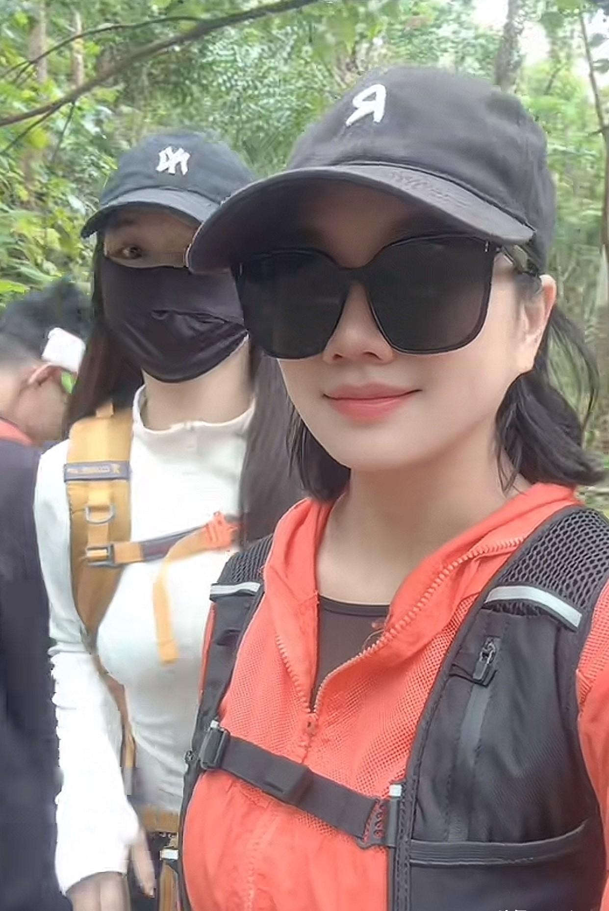 亲戚问工作没，

没工作就借钱，

她直接不说话了。

亲戚上周来我家做客，寒暄