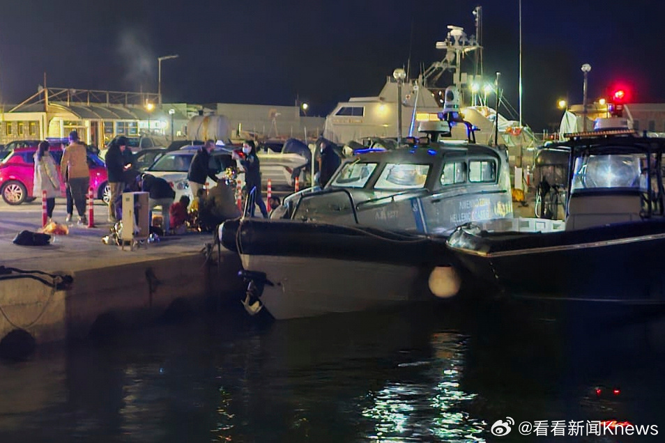 【#希腊海警船与偷渡船相撞至少14死#】希腊官方证实，希腊海岸警卫队一艘船3日晚