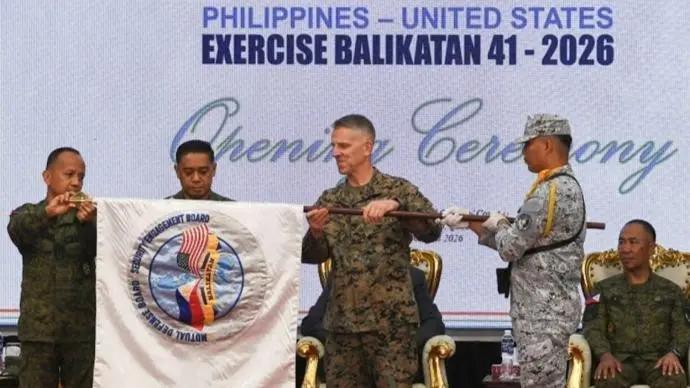 南海不再任由域外势力撒野！中国海军贴身巡航直面美日菲军演
南海风浪再起，美日菲高