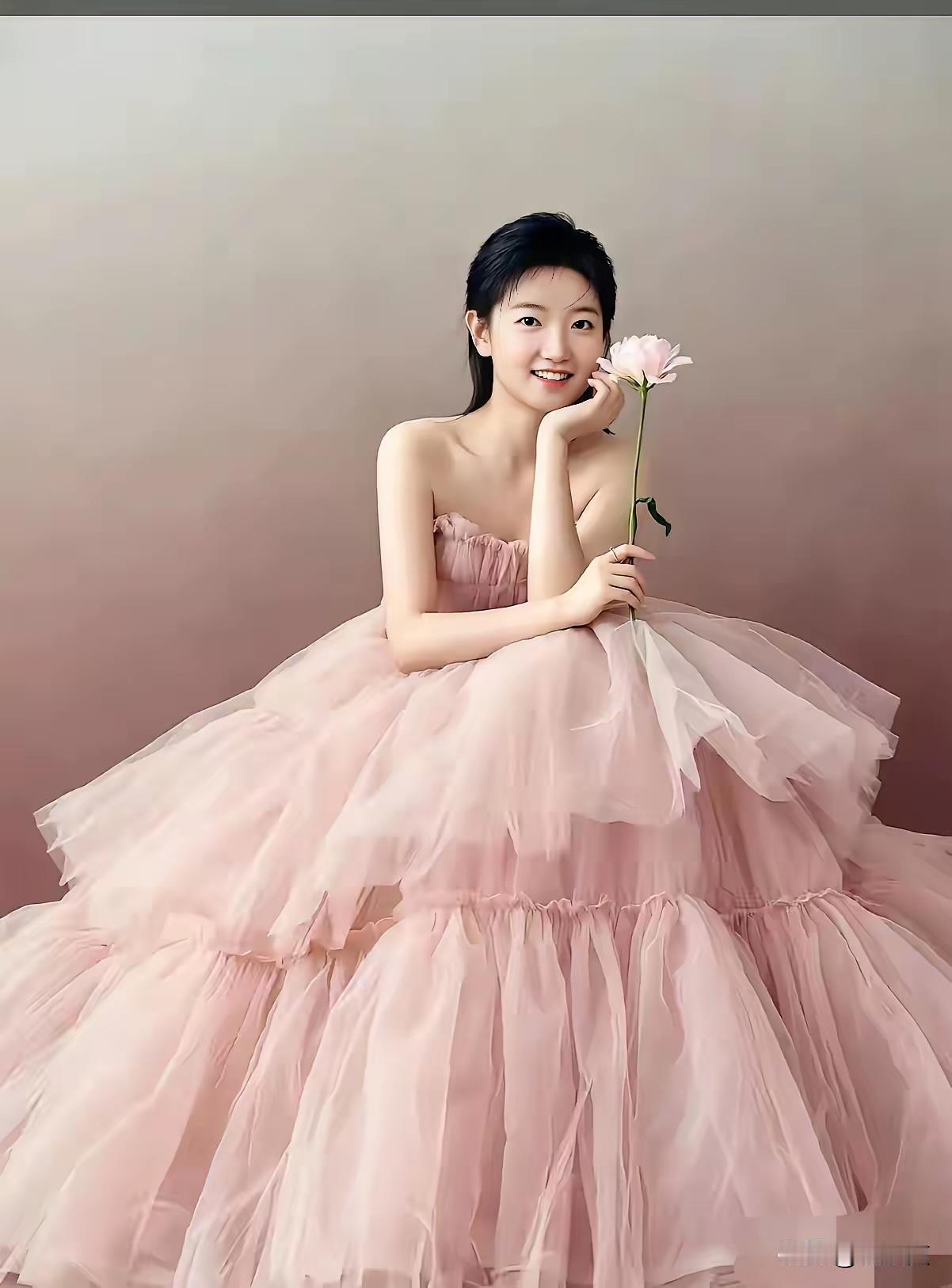 莎莎穿裙装太美啦！
早知这样
就不该打乒乓球
改走模特之路才是王道
中国少了一个