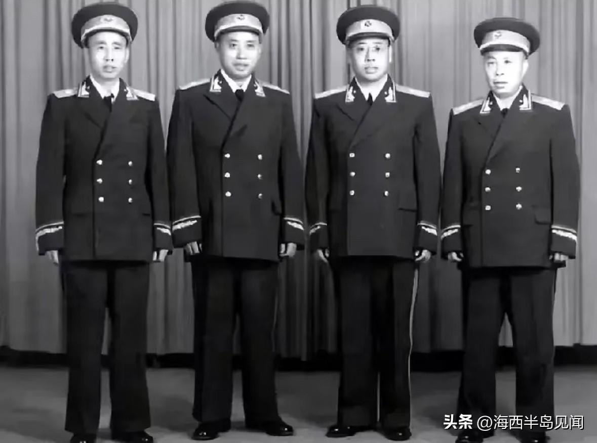 四位开国将军穿着55式将官服的一张合影！
从左到右分别是：肖思明（少将）成少甫（