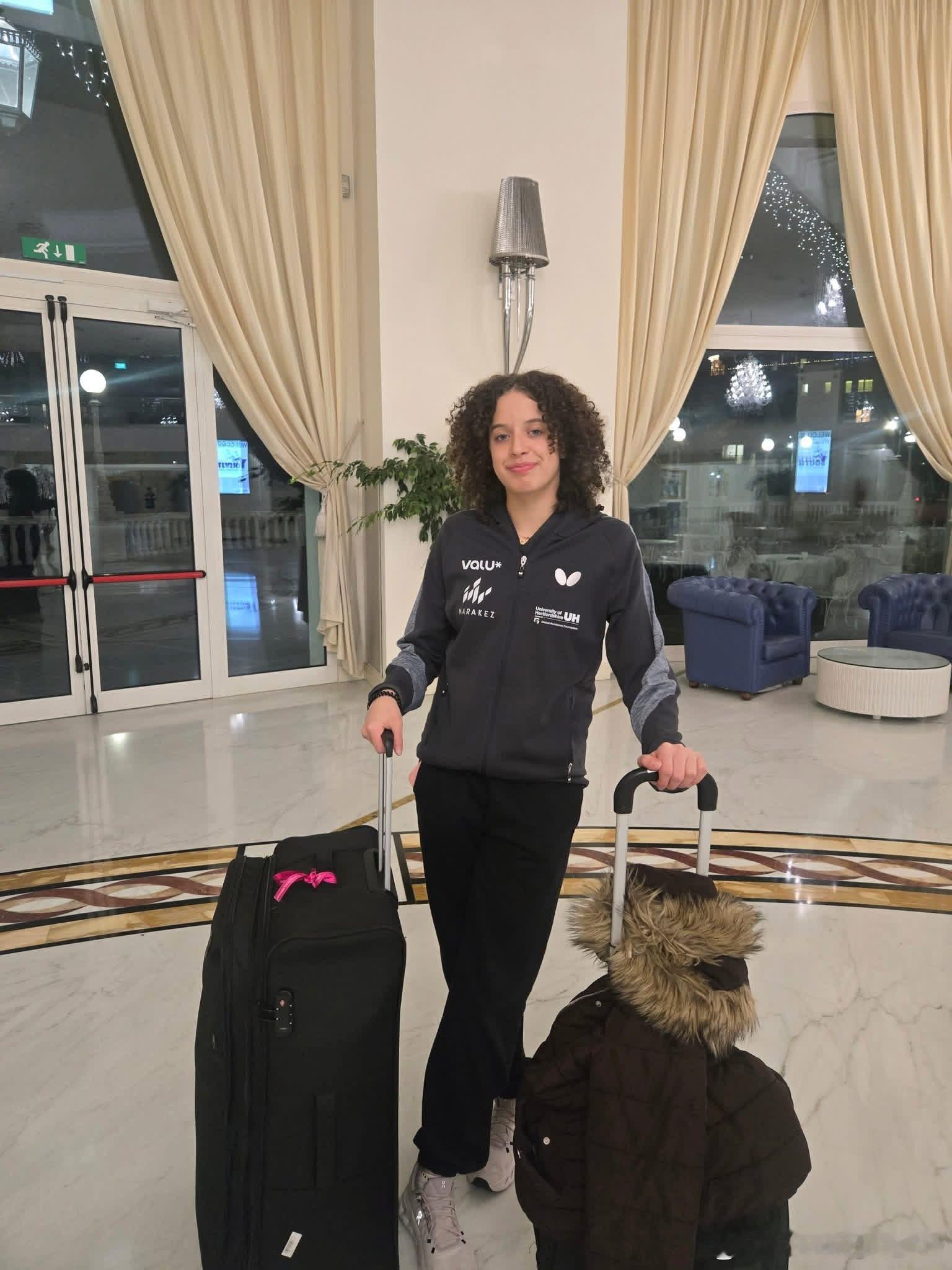 汉娜·高达从罗马尼亚世青赛赶往成都混团 