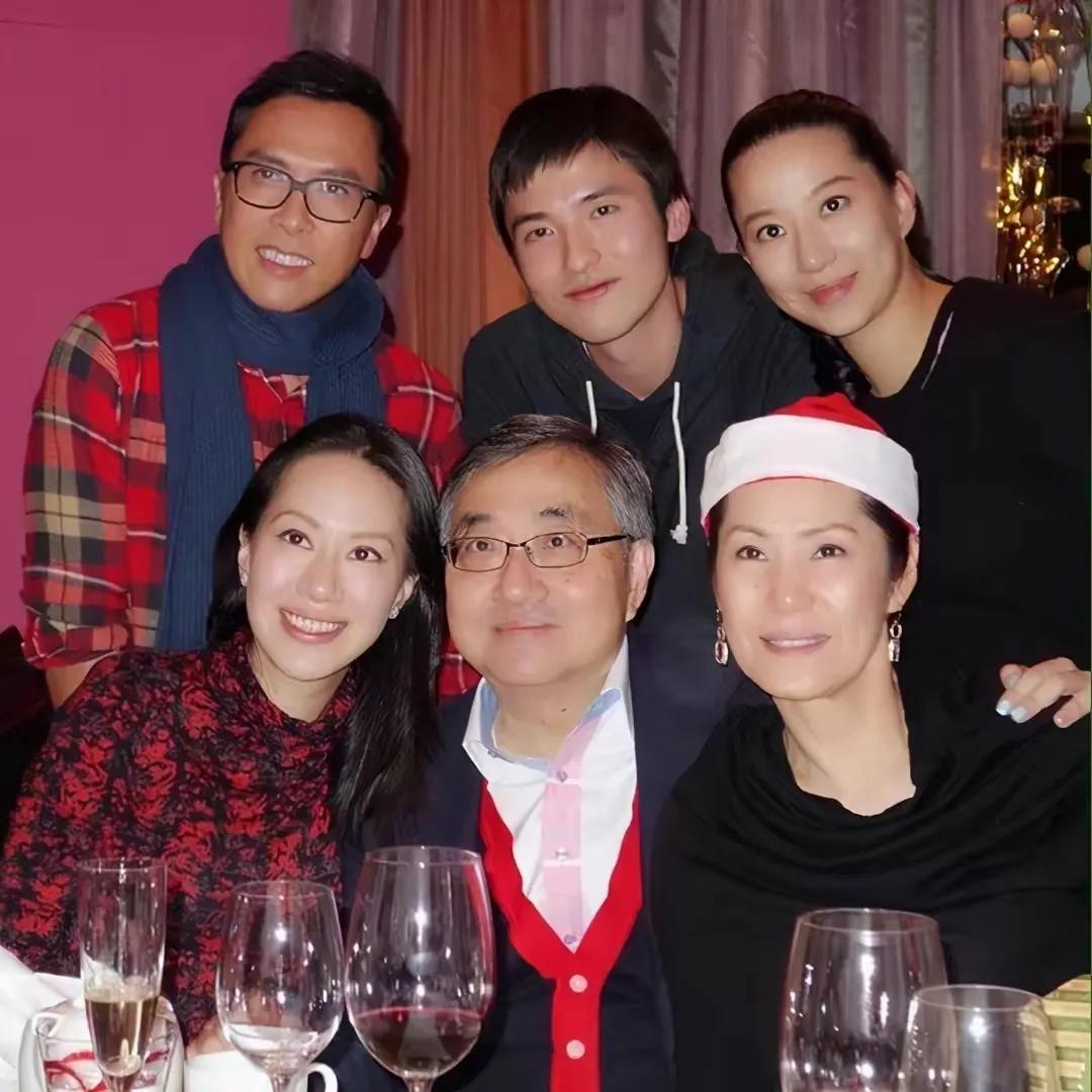 刷到有人说甄子丹老婆汪诗诗姐妹是假名媛，骗婚嫁入豪门[笑哭]，就…有点扯哈

说