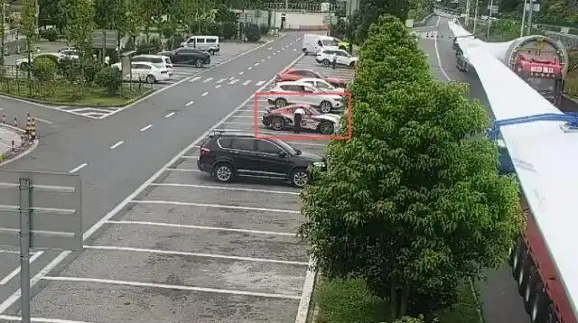 17岁女孩坐顺风车，司机开到服务区后离车“失联”，女孩被锁在暴晒的车内近两小时，