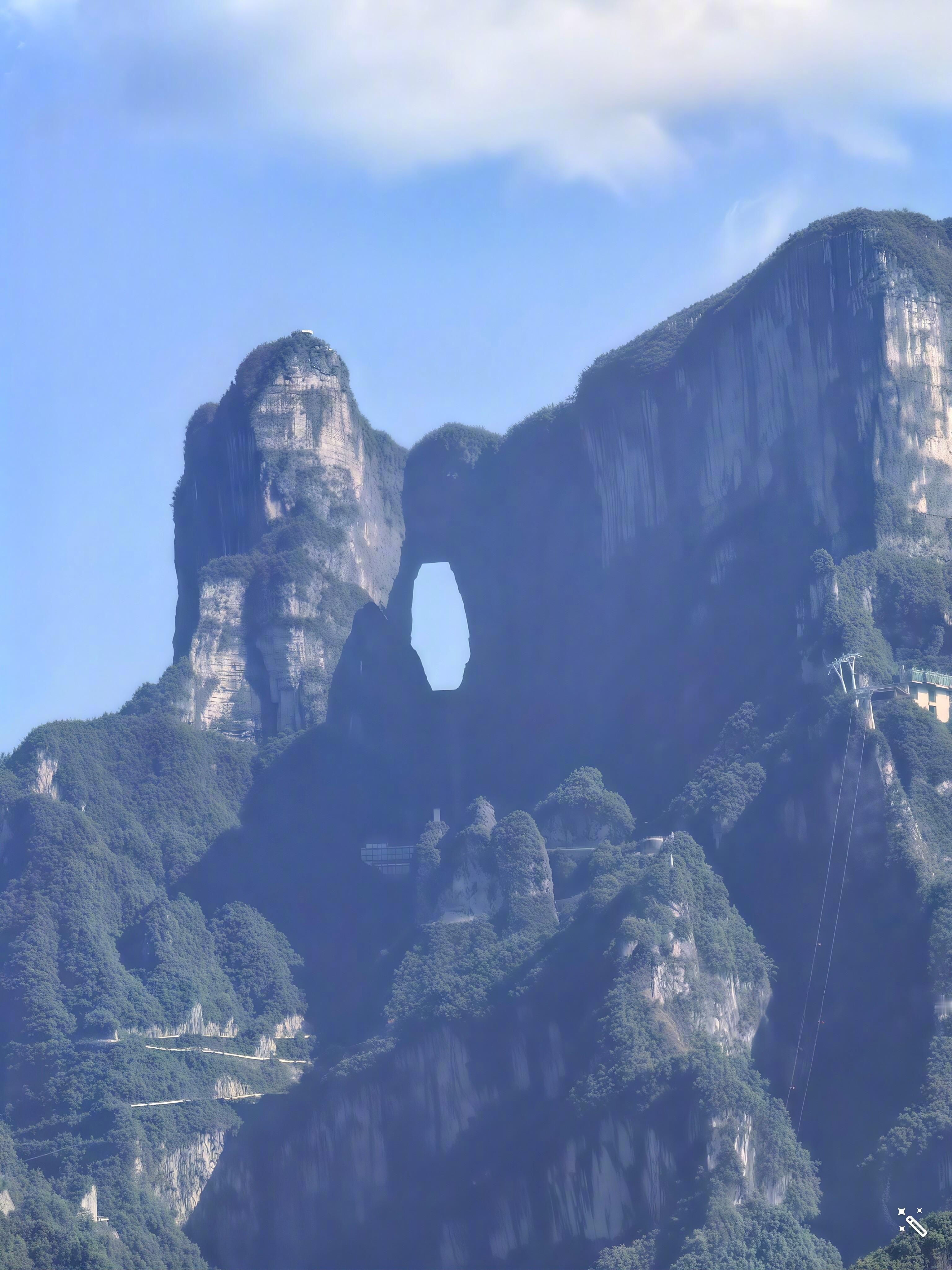 昨天还在车展，今天我和师兄落地张家界，明天去探秘湘西赶尸。没想到张家界景区竟然就