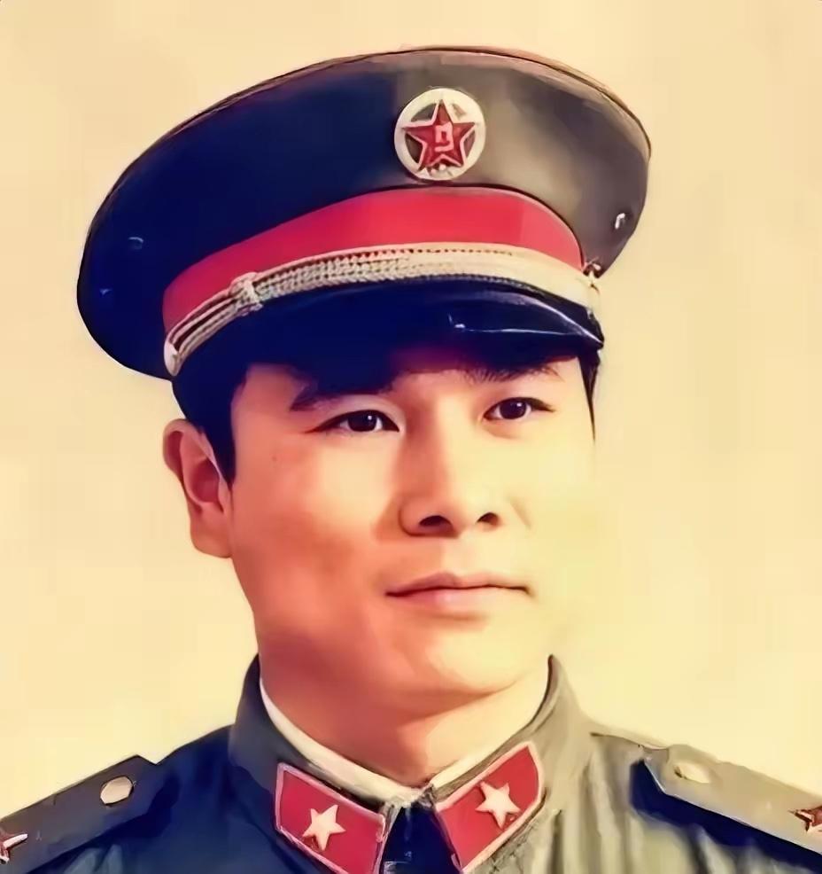 1979年，黄招强奉命护送伤兵撤退，中途休息时，他发现队伍里多了几张陌生面孔，他
