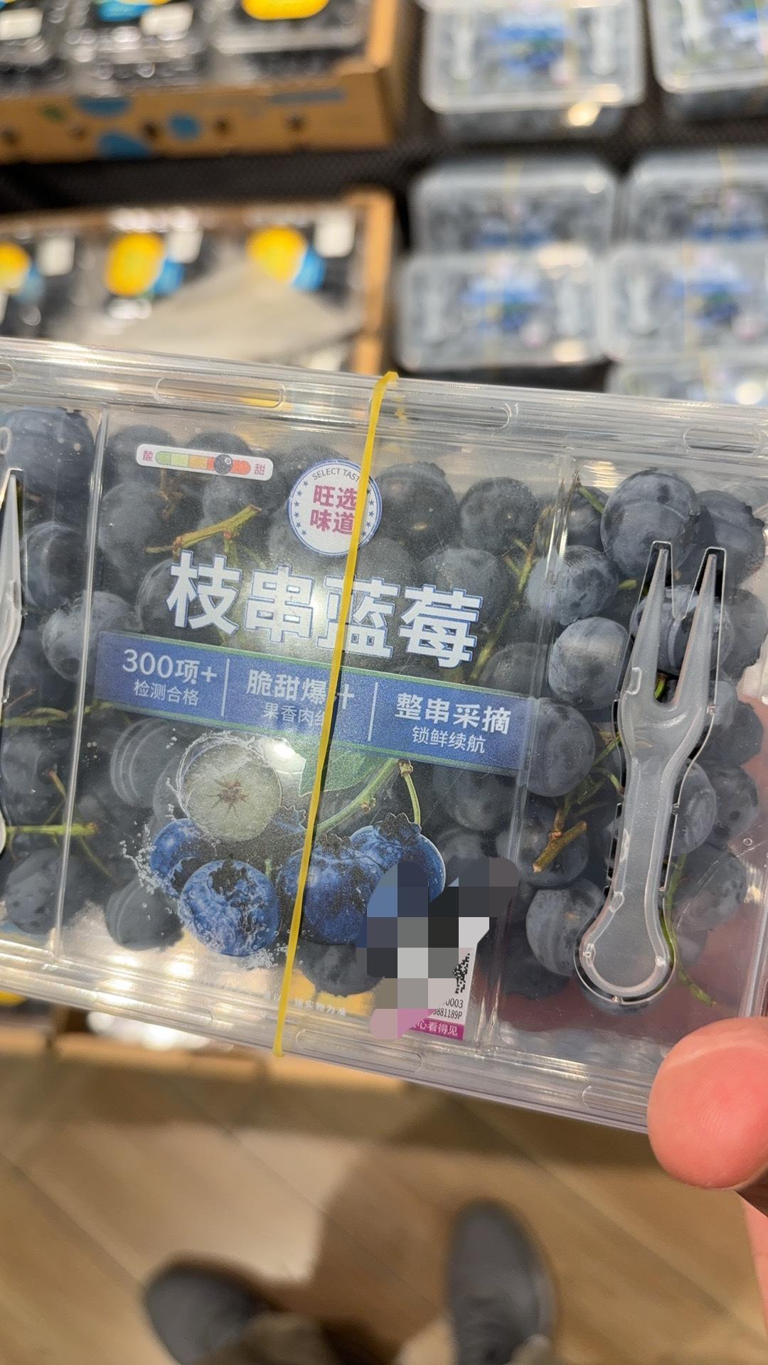 有人说，买蓝莓，要看表面有没有白色的，
有白色，证明这个果子还可以，没有泡过什么