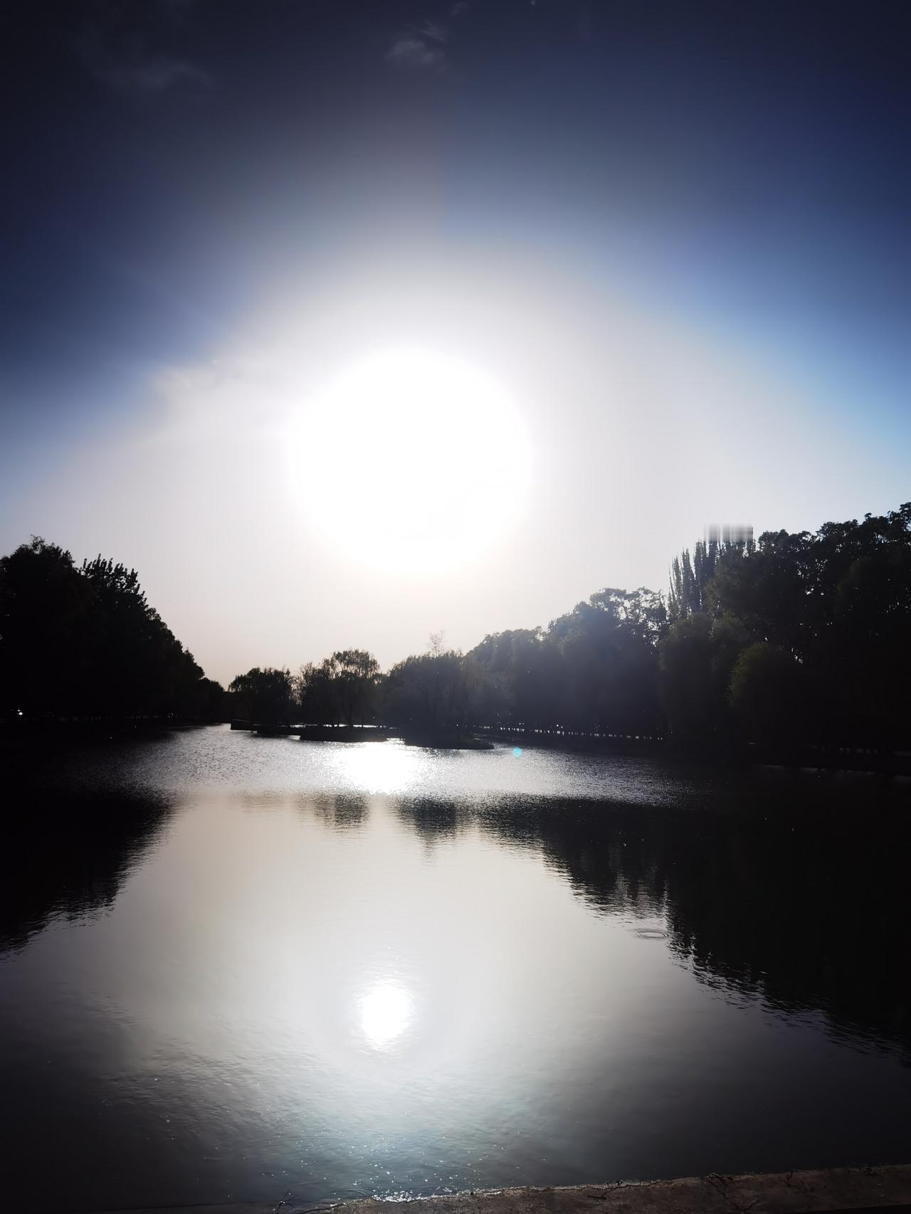 阴天有太阳
竟然有两个
一大在天空
一小在水中
光线不强烈
努力照人间