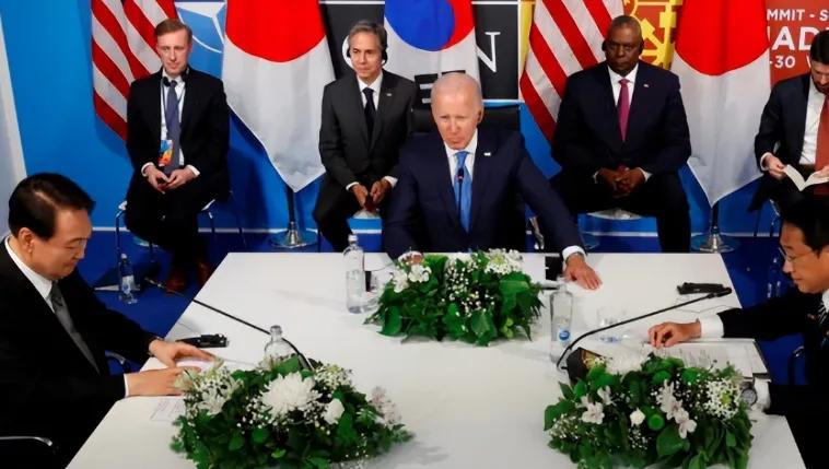 这就是所谓【美国的领导地位】[奸笑]确实有不少国家甘心情愿接受美国的“领导”且并