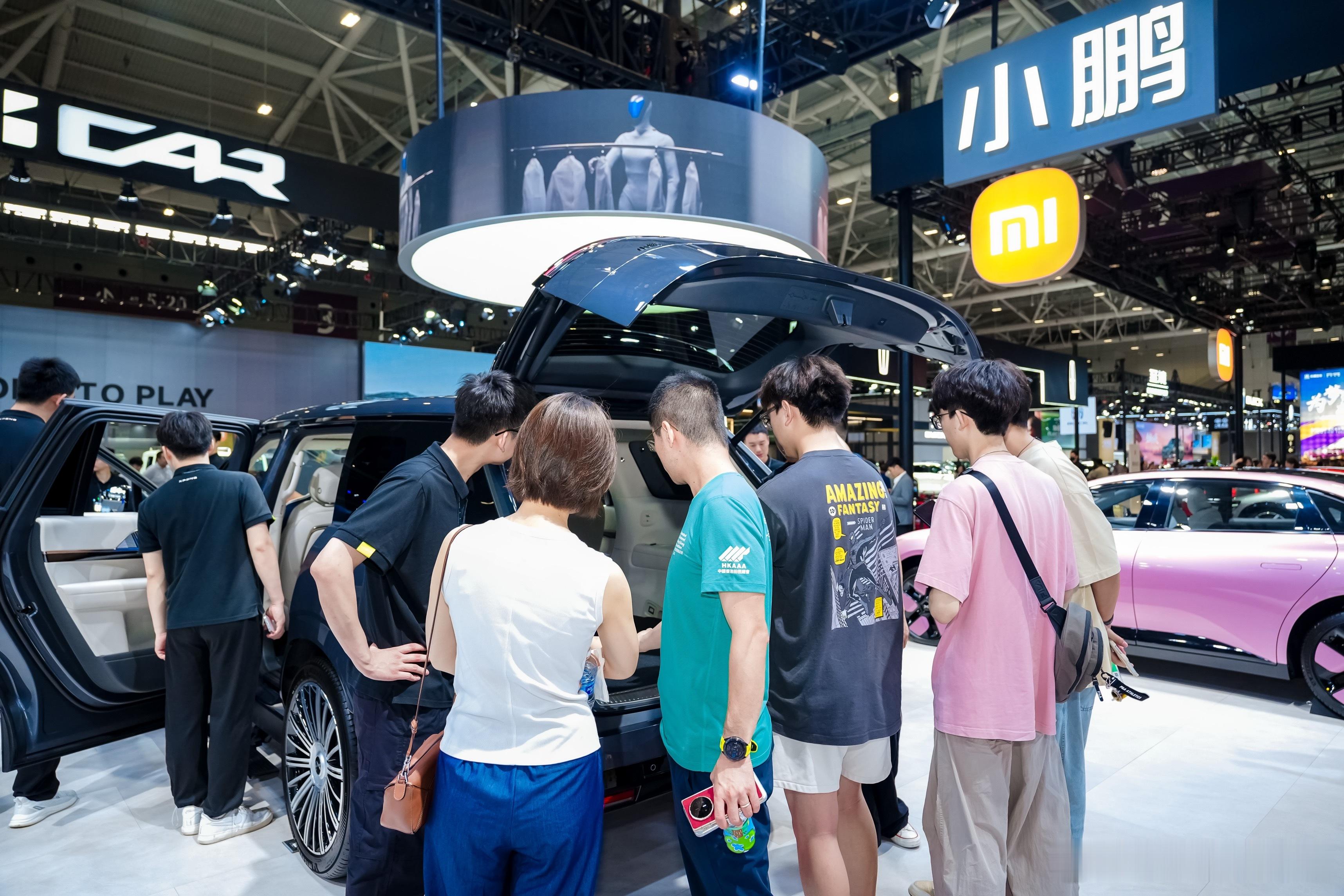 粤港澳车展进行时，小鹏GX身边就没断过人。后备厢能装多少？座舱有多舒服？电动门有