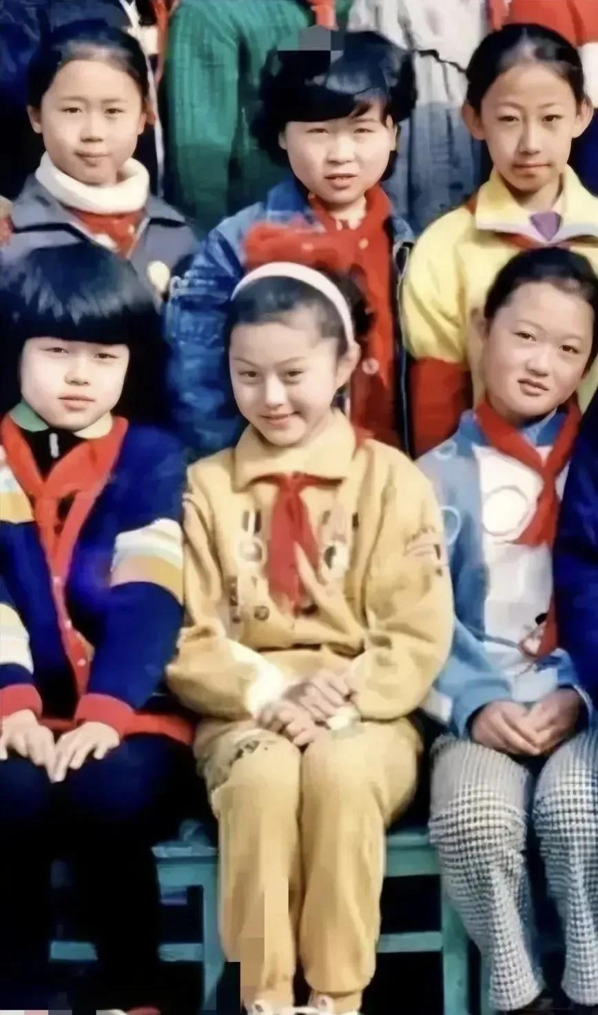 这张照片中有一个小女孩长大了成了大明星，你看出是哪一个了吗？#娱乐# #明星#