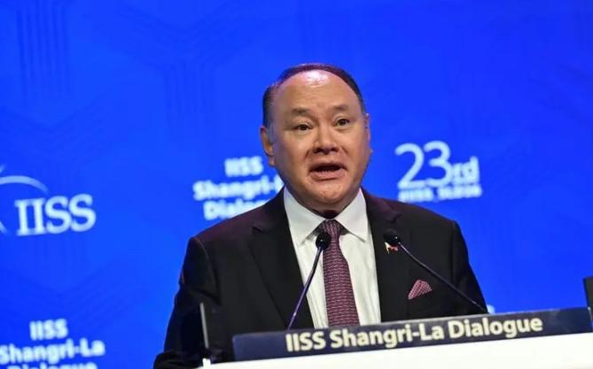菲方盼援助却等来制裁
防长及家人被中方限制入境
菲律宾国内如今一片哗然。遭遇强震