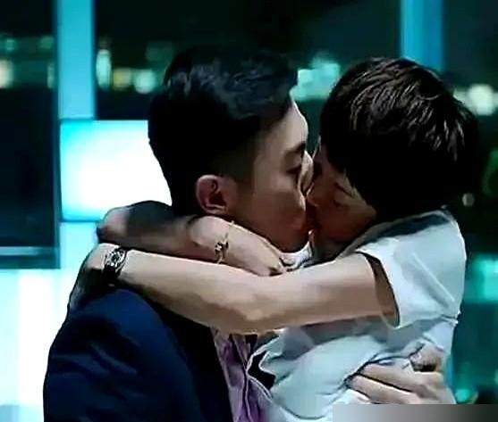 她拍激情戏时，衣服下面全是奶渍。
你看到的不是身材走样，是一个母亲在片场打仗。