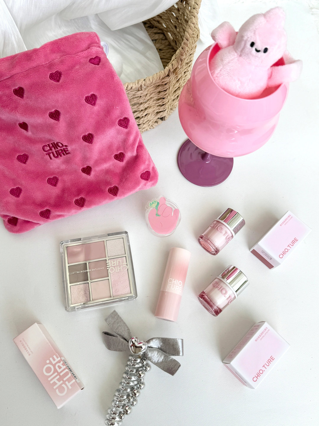 小稚你不要太会拿捏女孩子！🥰粉粉的包装戳中少女心，眼影盘珠光哑光都有，日常通勤