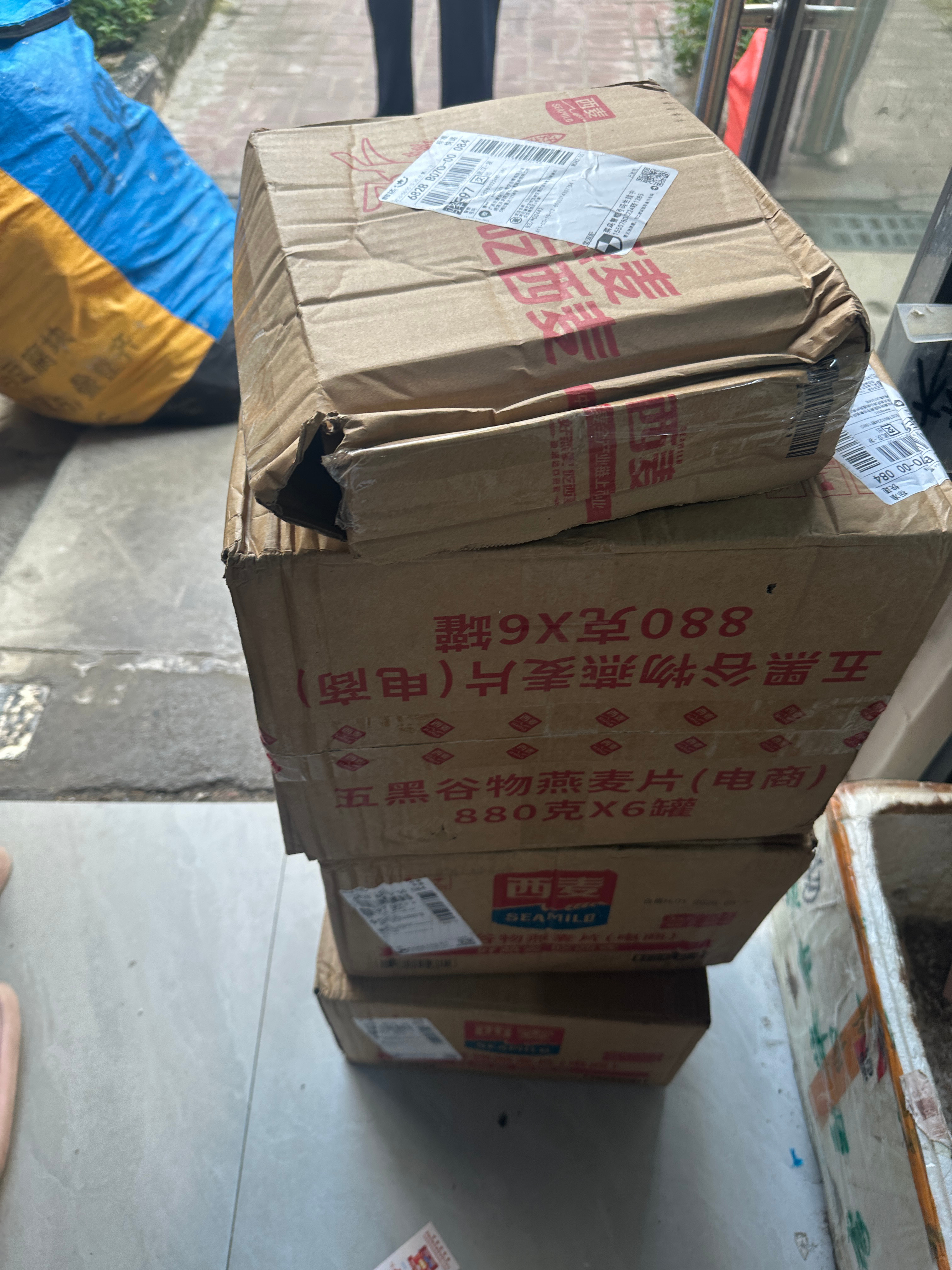一大早去拿半年多采购一次的燕麦早餐，买了18大桶，还有有小电驴这个好帮手 
