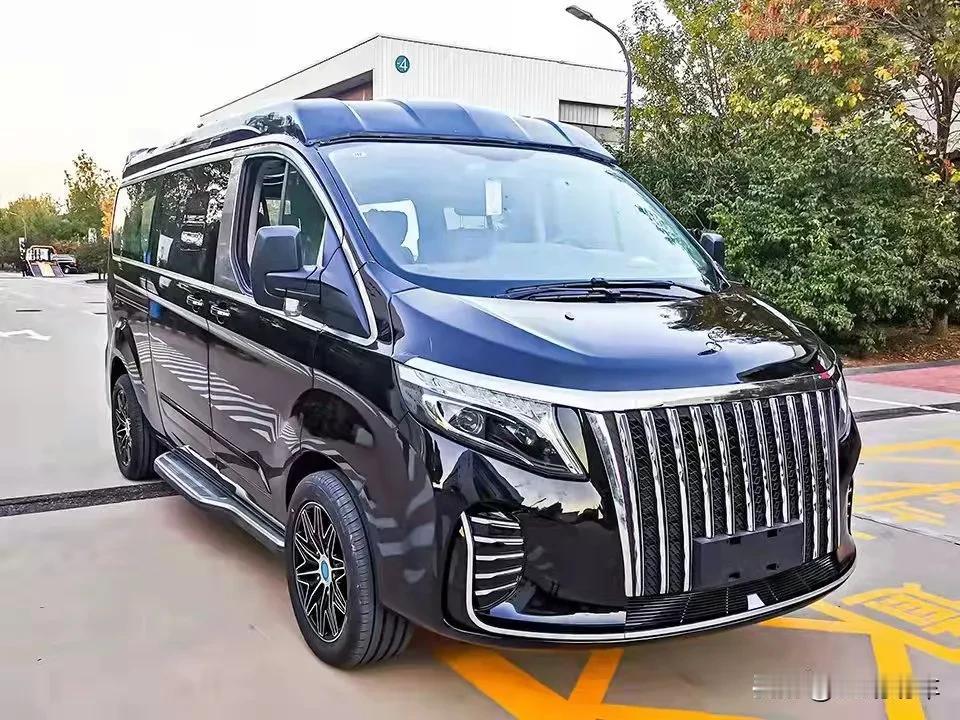 这几年国内MPV销量排行，别克GL8一骑绝尘。
一说到公司要订购台车做商务接待，