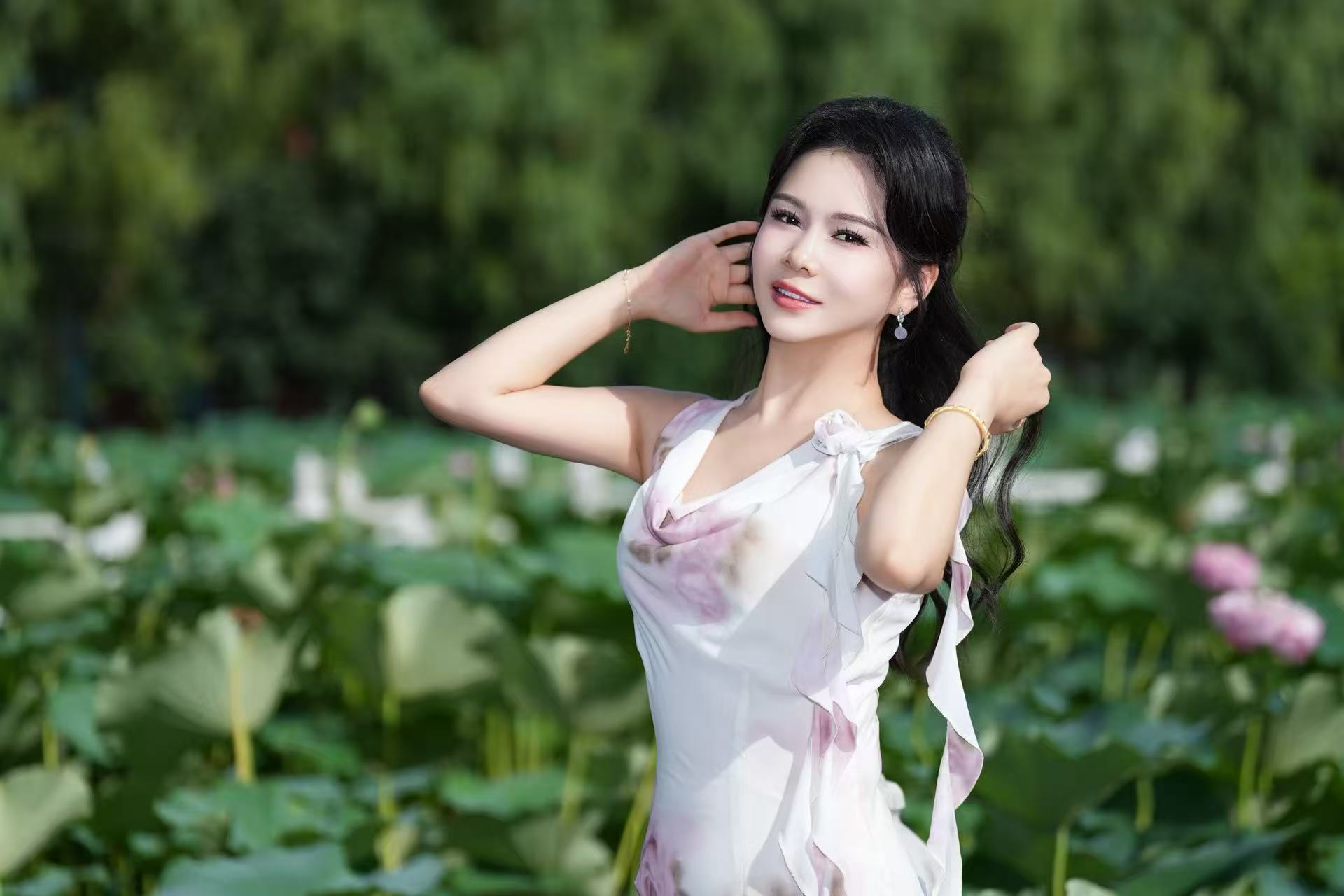 刘美希法式茶歇裙温柔感 财经频道的温柔暴击！刘美希用法式茶歇裙打破职业滤镜，解锁