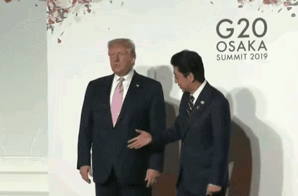 我挺佩服特朗普的一点就是他爱憎分明、直来直去，完全不被所谓的外交礼仪、身份体面和