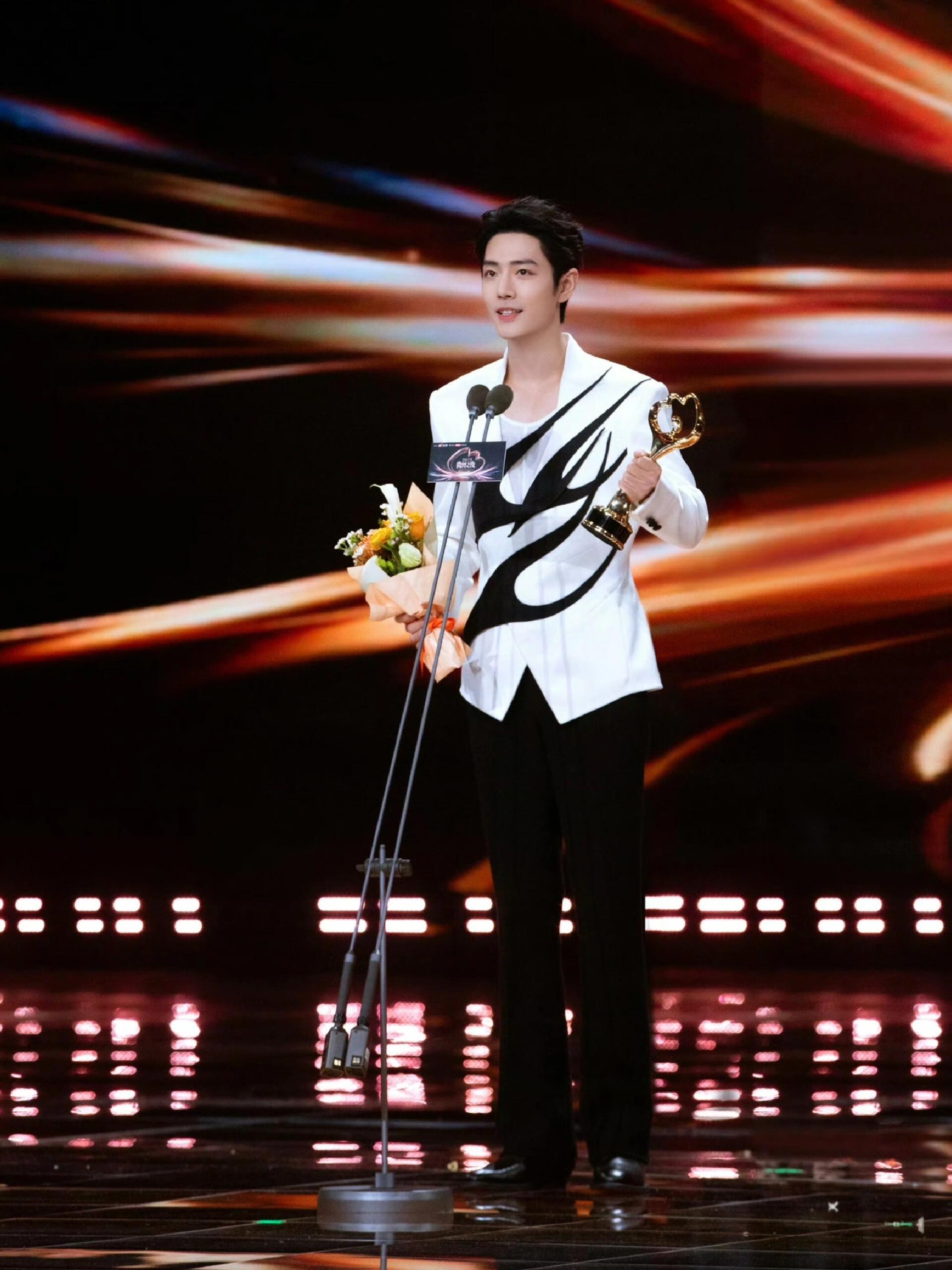 向全世界安利我担 这么好看的手就应该拿更多的奖杯肖战所有的付出都会得到应有的回报