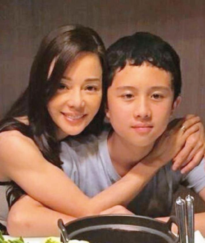 畸形的爱到底有多可怕？台湾女星狄莺，坚持母乳喂养12年，与儿子同床15年，就连儿