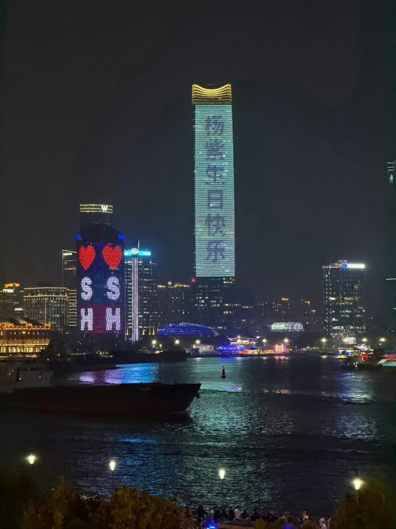 品牌方们正在陆续排队给杨紫做生日应援除了丸美热气球和帆船，玉泽也安排了巨屏应援 