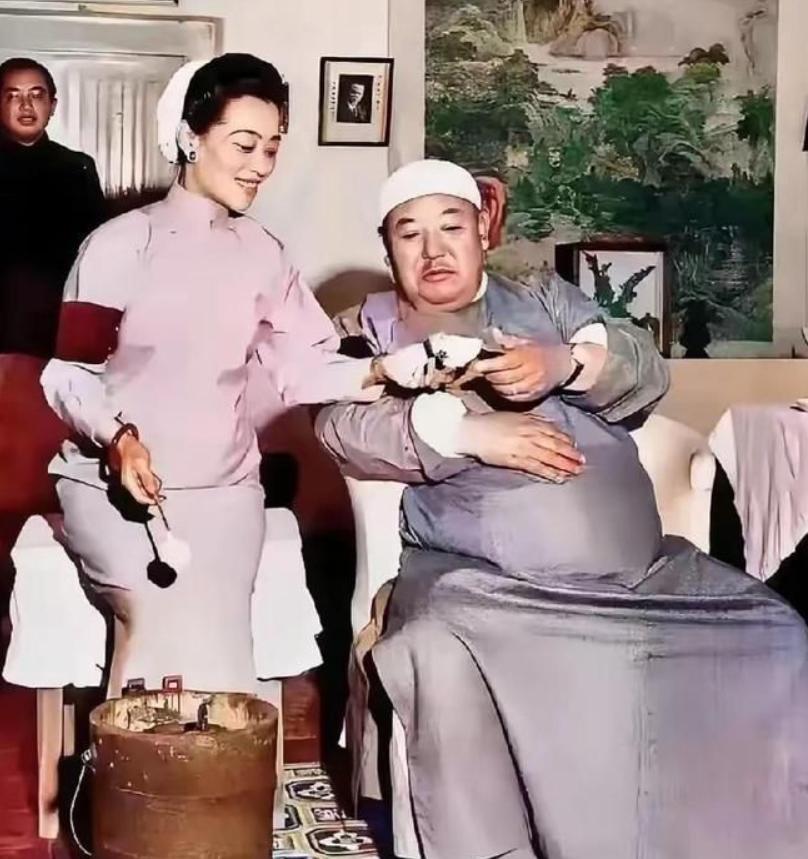 1956年，逃到美国后的马鸿逵，挺着腐败的大肚子，享受着小姨太给他做的奶酪，主政
