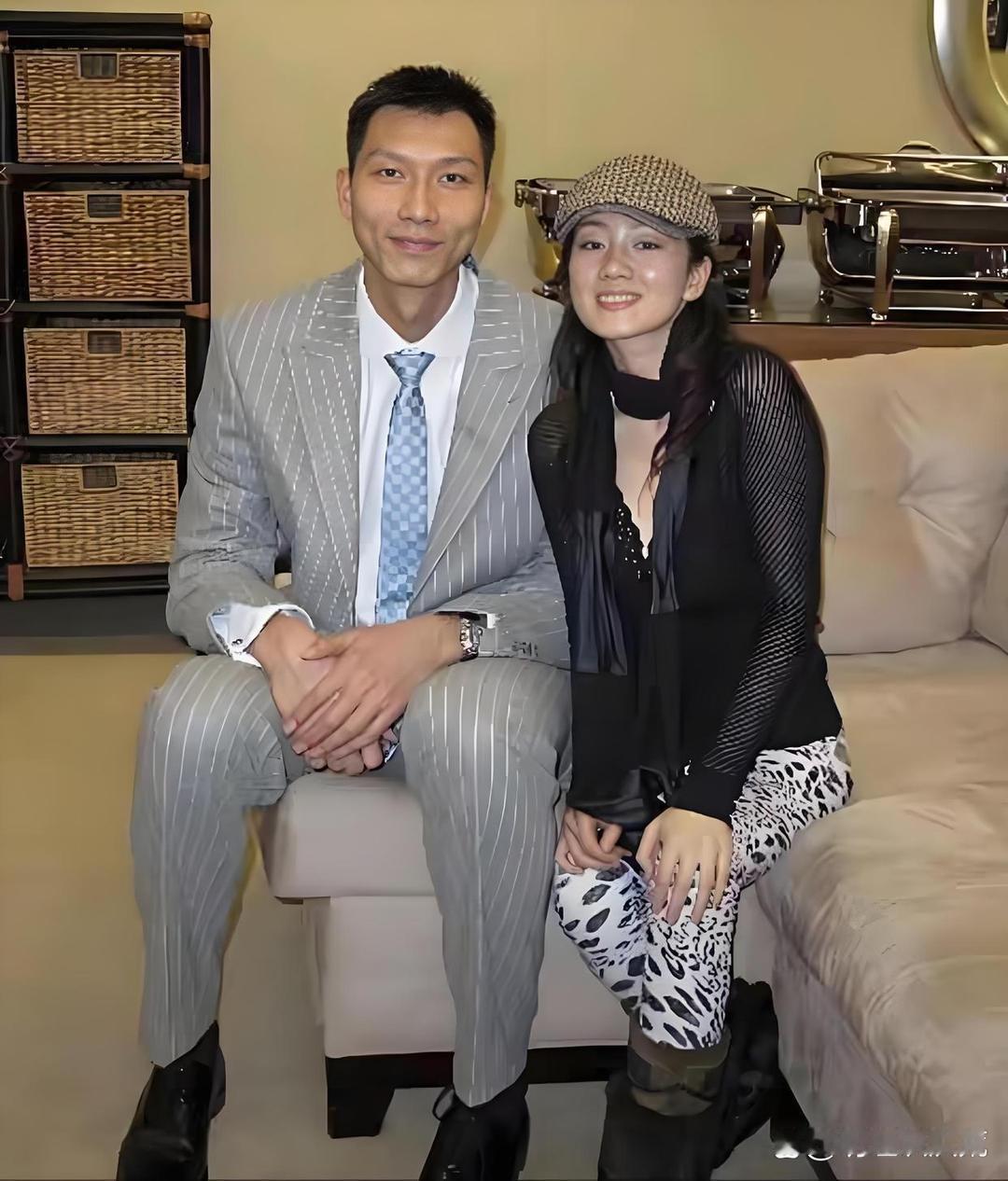 2009年，易建联与巩俐的一张合影里，巩俐穿搭明艳大方，阿联神态间带着几分局促。